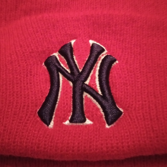 NY Yankee bright red beanie with nice logo - Picture 2 of 3